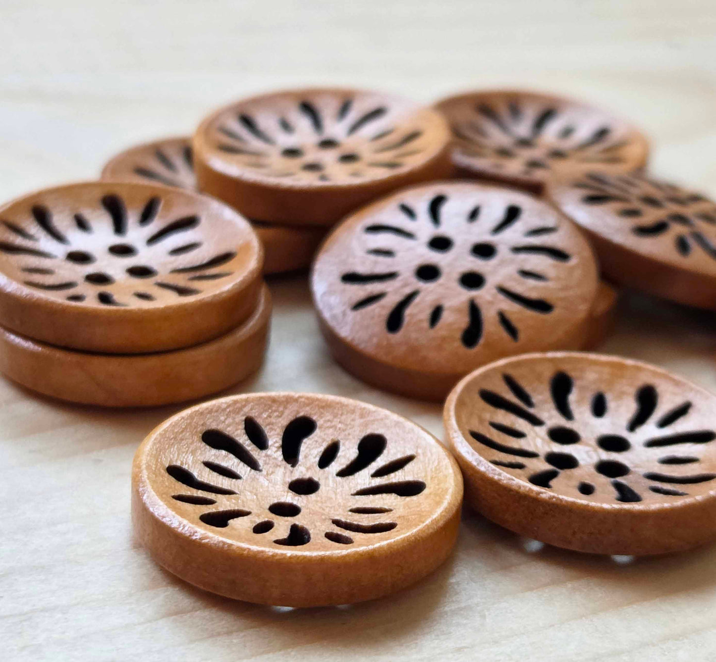 COMMON DAISY / Brown 2-Hole Wooden Buttons / 20mm (Set of 6)