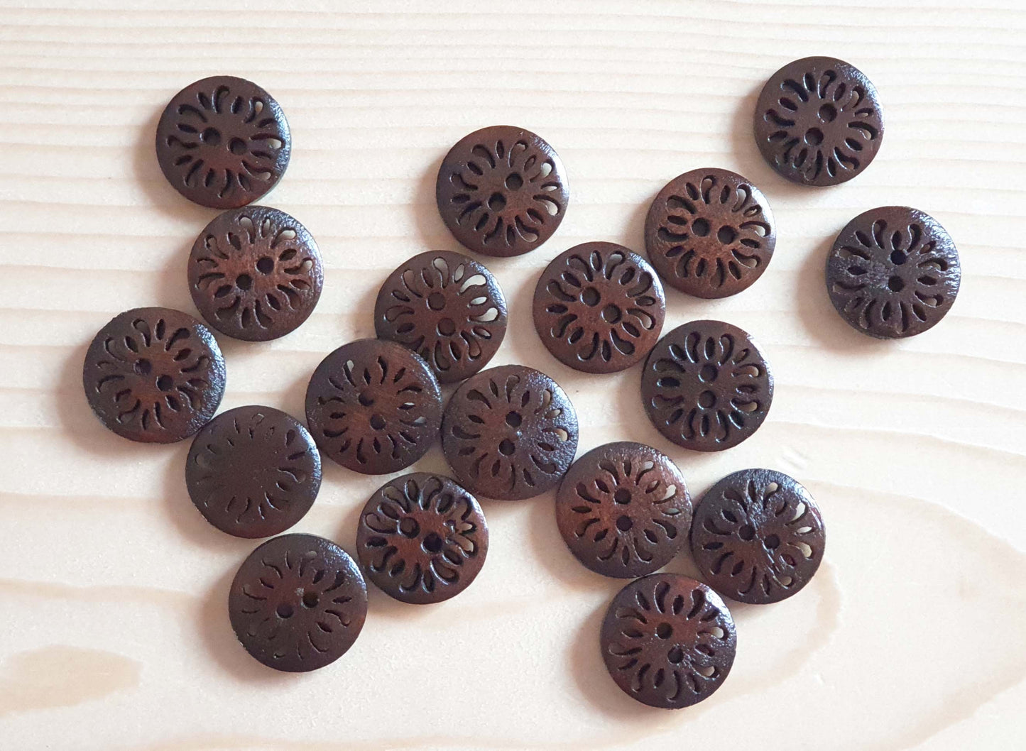 COMMON DAISY DARK BROWN / 15mm / Set of 8 buttons / Wooden Filigree Buttons / Sewing Buttons