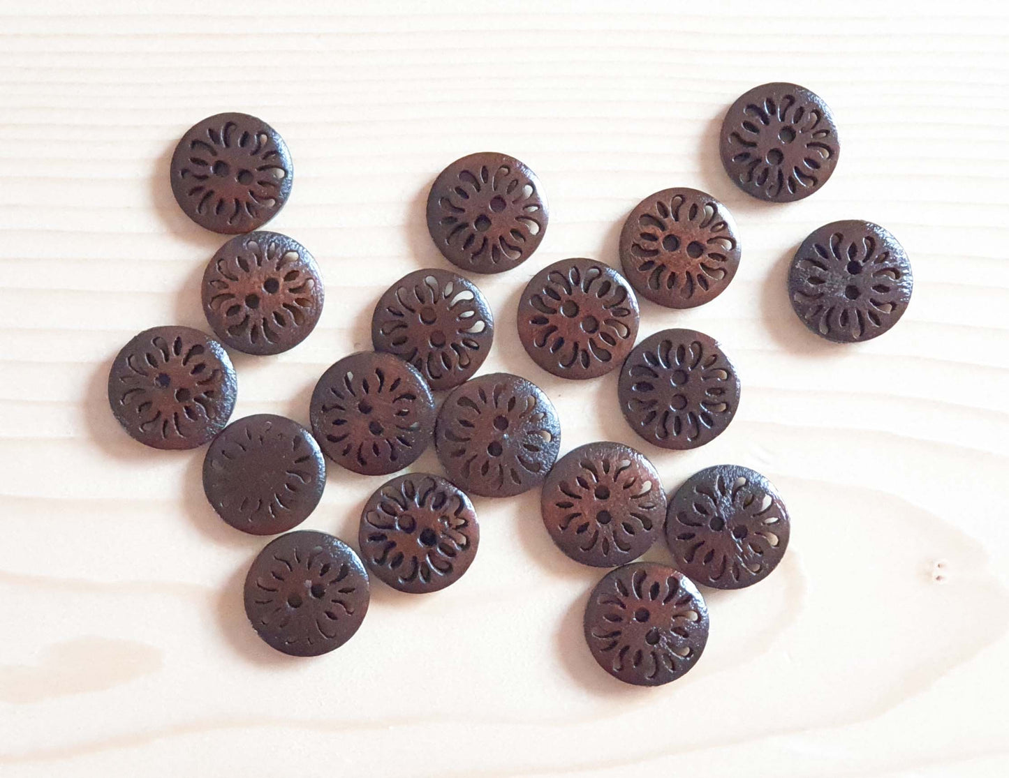 COMMON DAISY DARK BROWN / 15mm / Set of 8 buttons / Wooden Filigree Buttons / Sewing Buttons