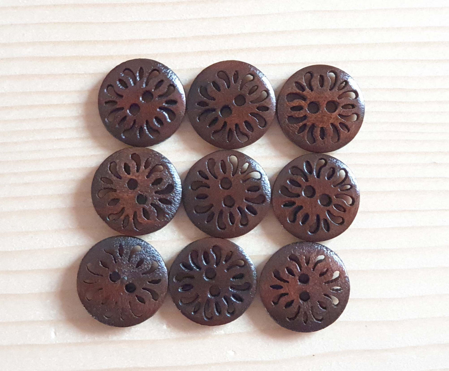 COMMON DAISY DARK BROWN / 15mm / Set of 8 buttons / Wooden Filigree Buttons / Sewing Buttons