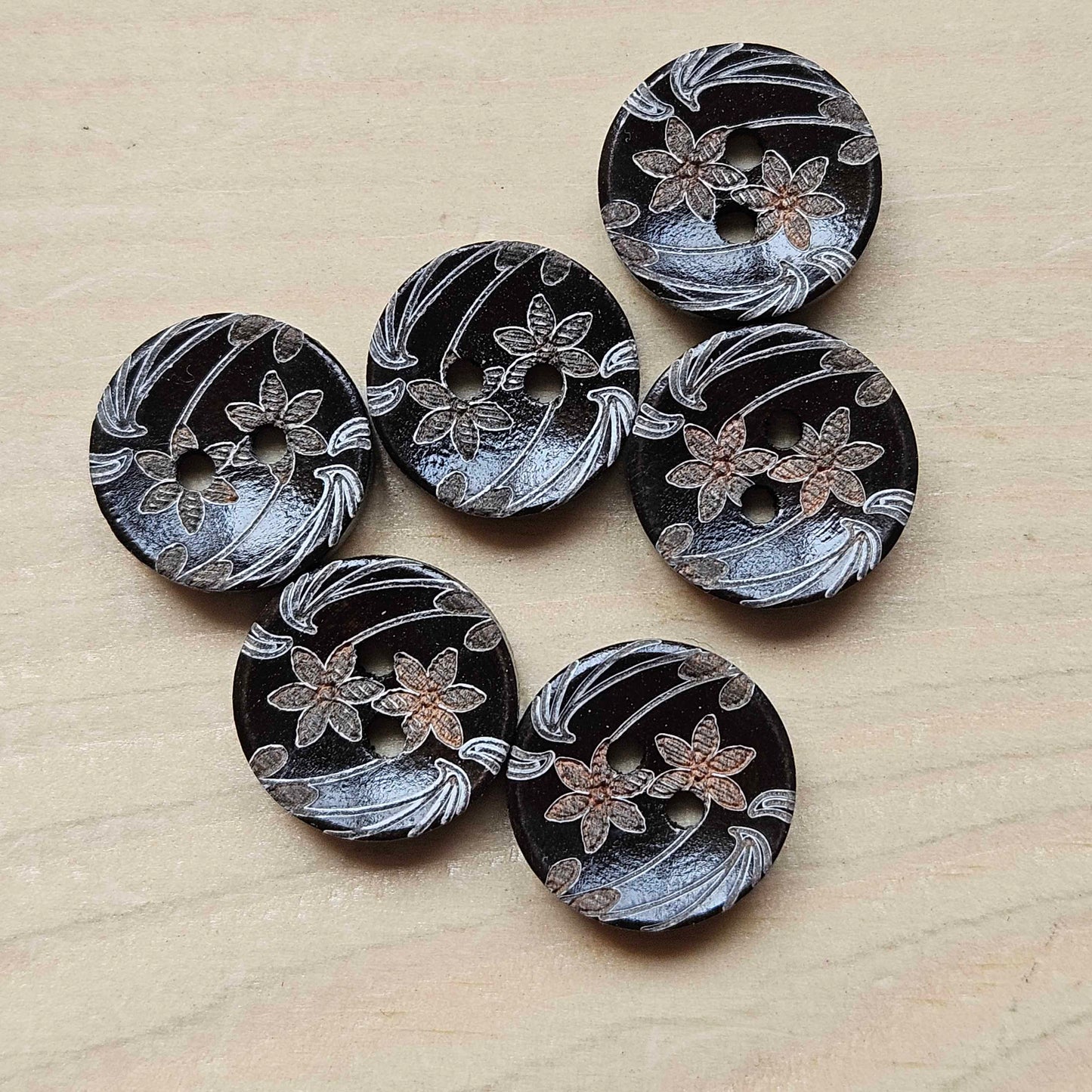 Clearance // DAFFODIL / Brown 2-Hole Wooden Buttons / 15mm (Set of 8)