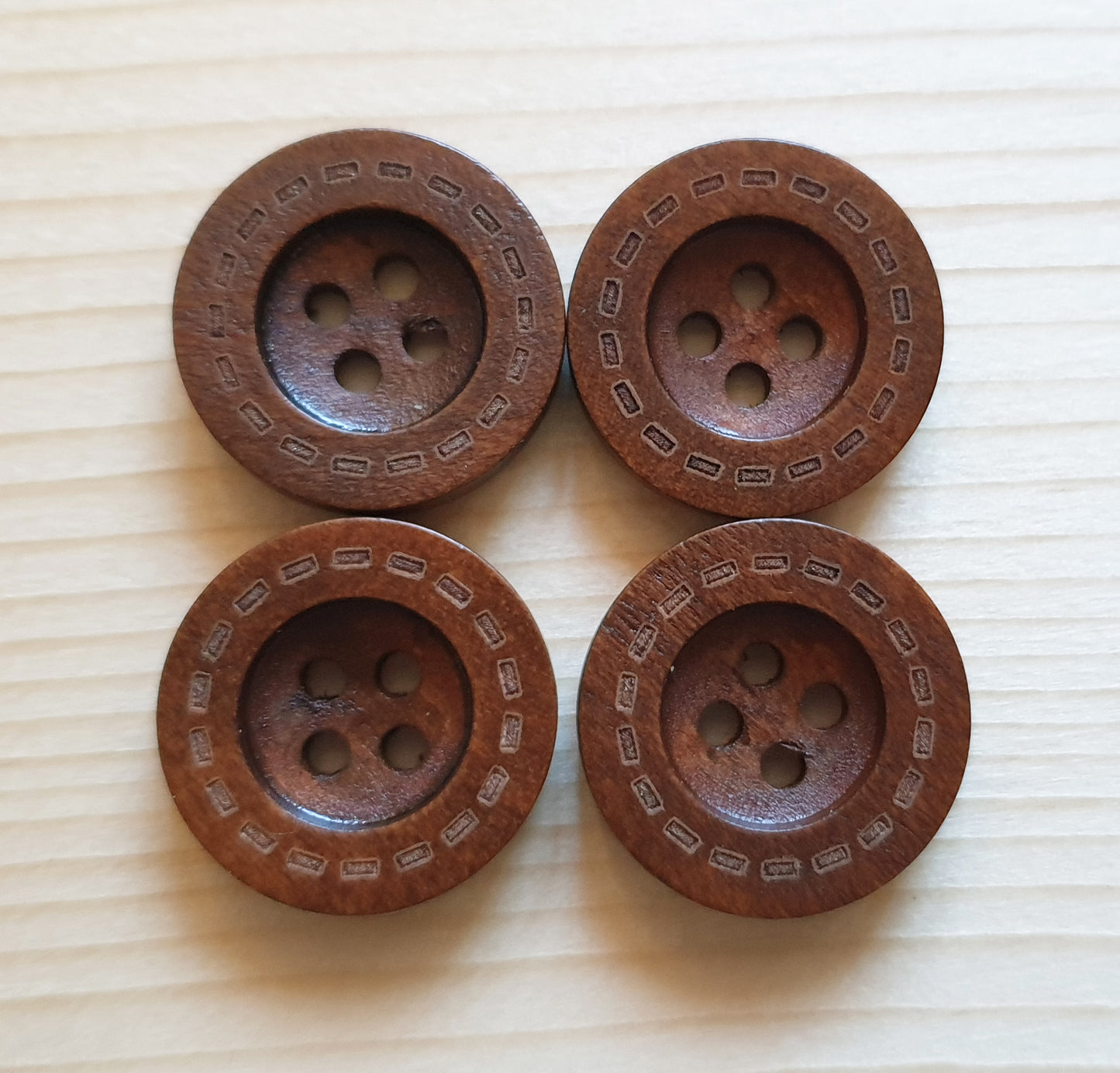 DASH 4-HOLE COFFEE BROWN / 12.5-20mm / Wooden Buttons / Sewing Buttons