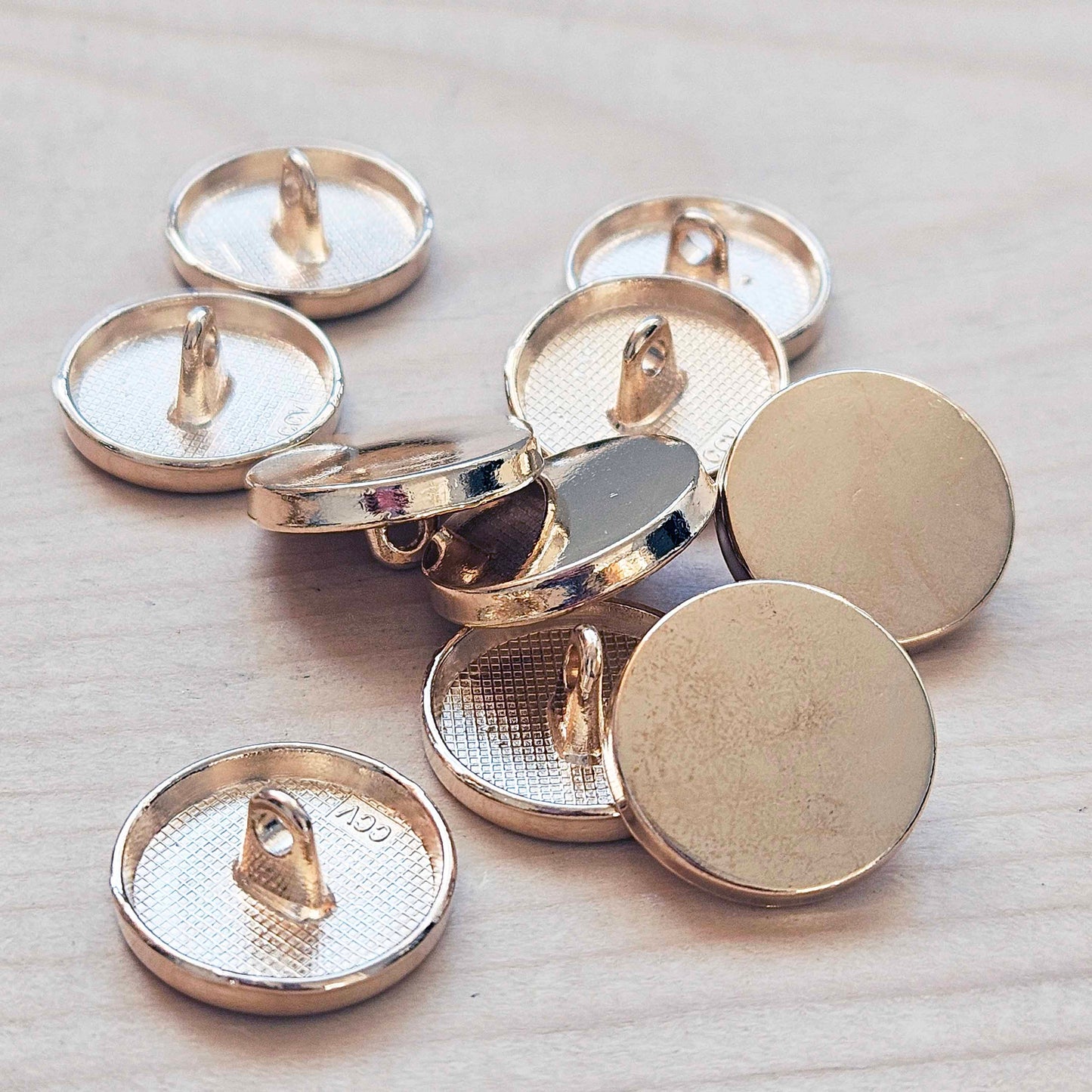 SIMPLE FLAT ROUND Shank - Light Gold / 18mm - 8 buttons / Metal Alloy Shank Buttons / Sewing Buttons