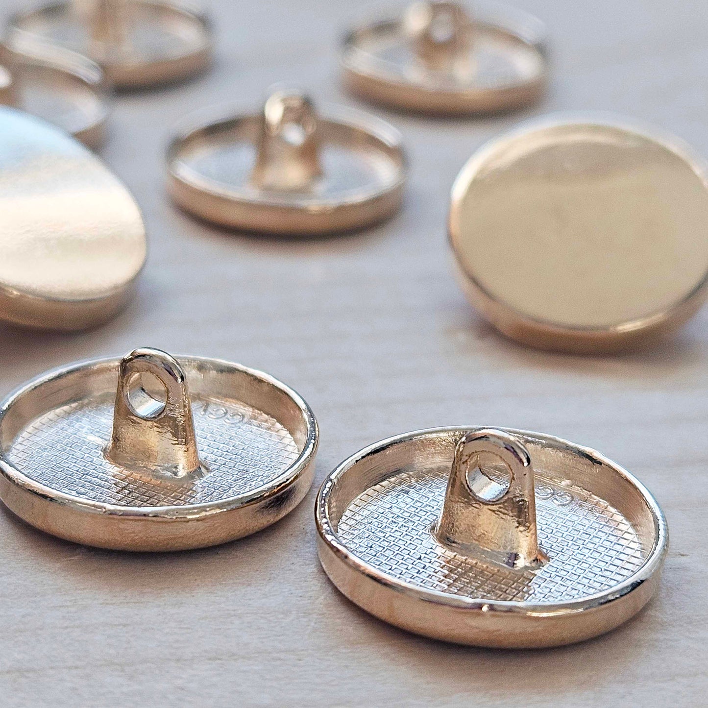 SIMPLE FLAT ROUND Shank - Light Gold / 18mm - 8 buttons / Metal Alloy Shank Buttons / Sewing Buttons