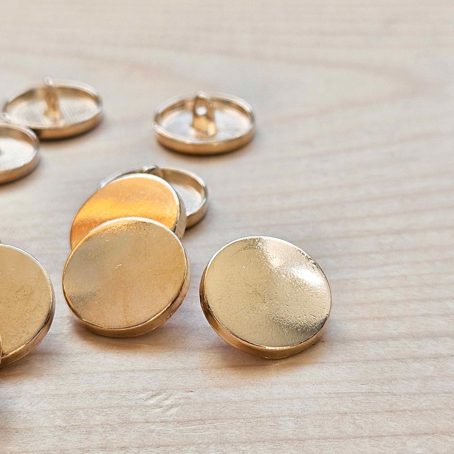 SIMPLE FLAT ROUND Shank - Light Gold / 18mm - 8 buttons / Metal Alloy Shank Buttons / Sewing Buttons