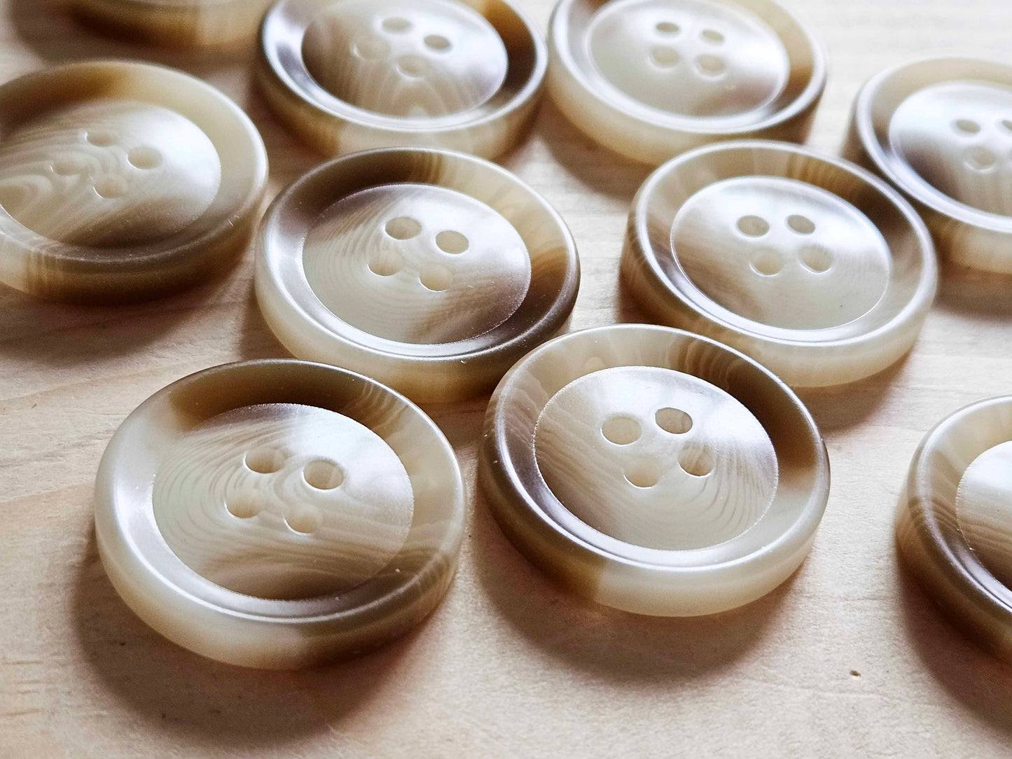 FLAT WHITE  / 15-25 mm / Resin Buttons / Sewing Buttons