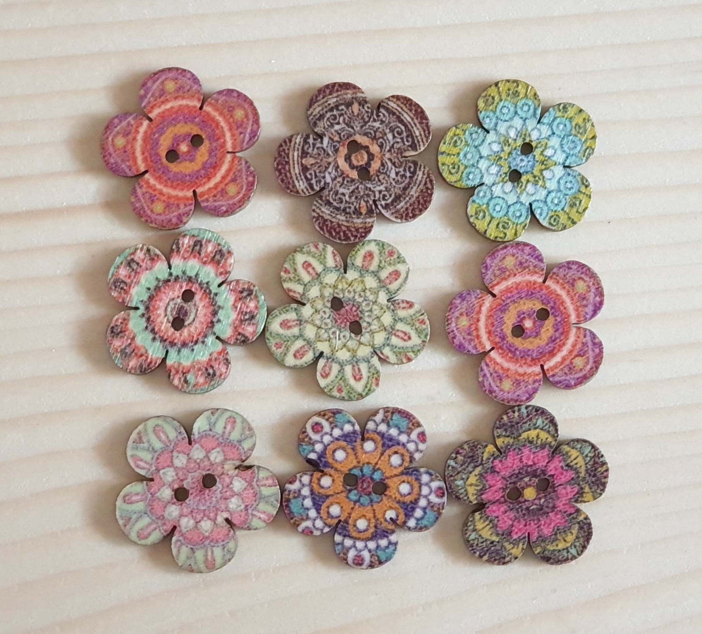FLOWER ART / Wooden Buttons / 15-25mm (Set of 8)