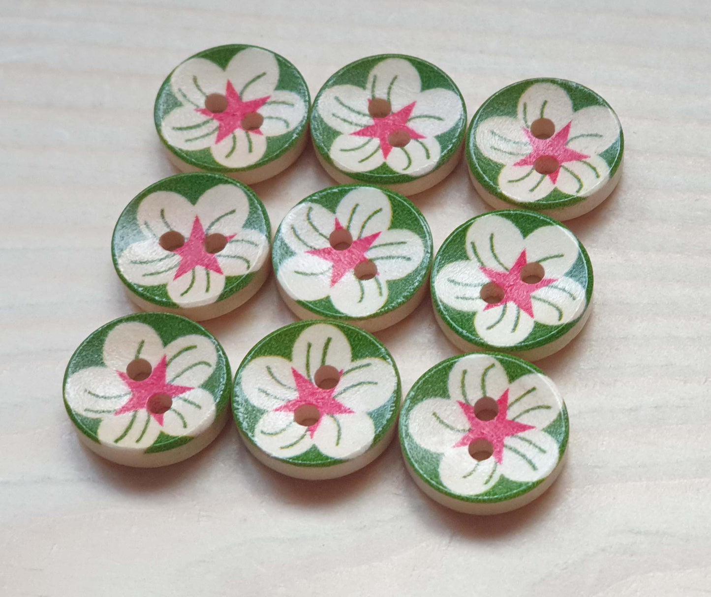 GREEN DAISY / 15mm / Set of 8 buttons / Wooden Buttons / Sewing Buttons