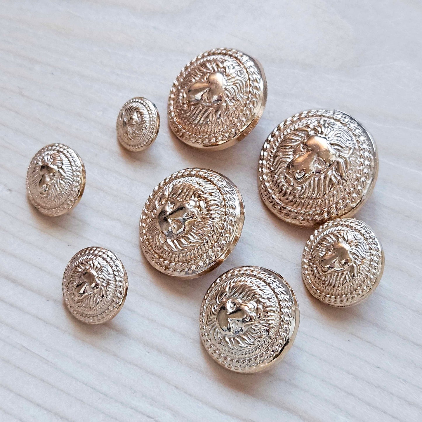 VINTAGE GOLDEN LION Shank - Light Gold / 12-25mm / Set of 4 buttons / Metal Alloy Shank Buttons / Sewing Buttons