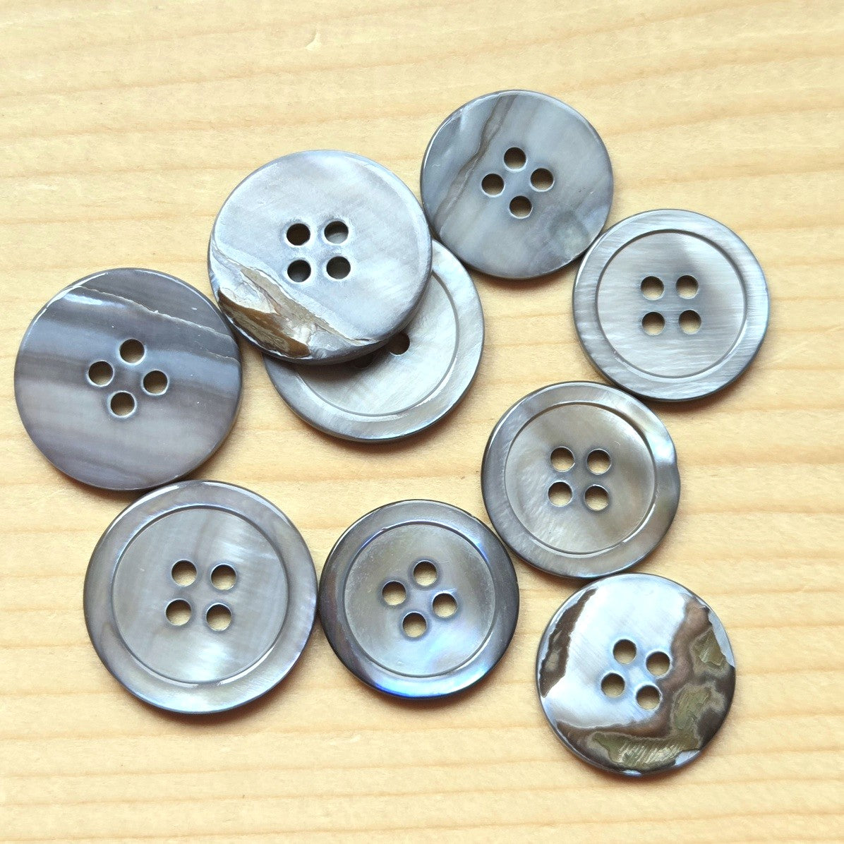 Grey Seashell / 4-Hole Seashell Buttons / 15-20mm (Set of 6)
