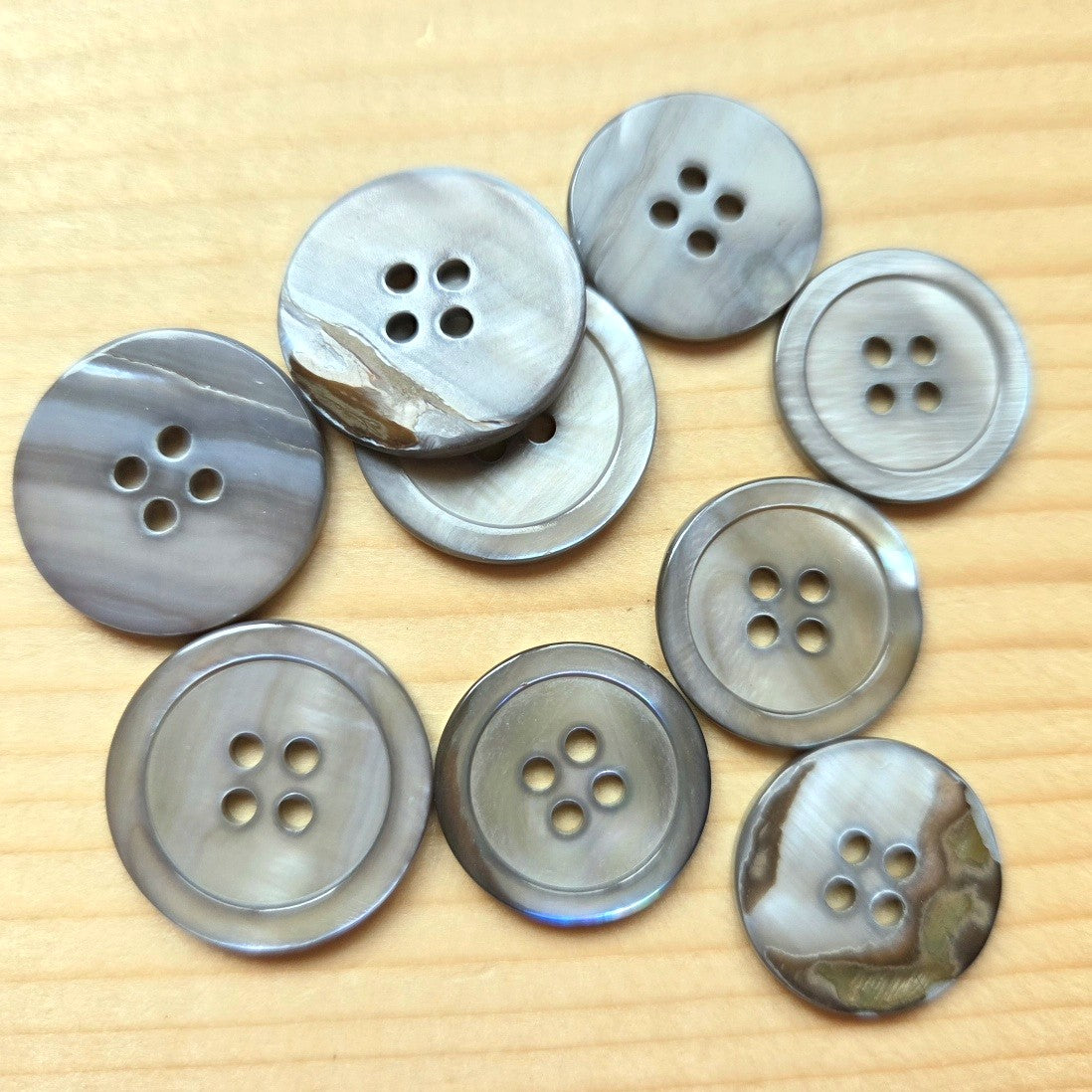Grey Seashell / 4-Hole Seashell Buttons / 15-20mm (Set of 6)
