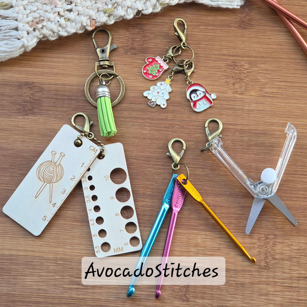 HOLIDAY PENGUIN Essential Emergency Knitting & Crochet Keychain Kit / Knitting Notion Kit (B1)