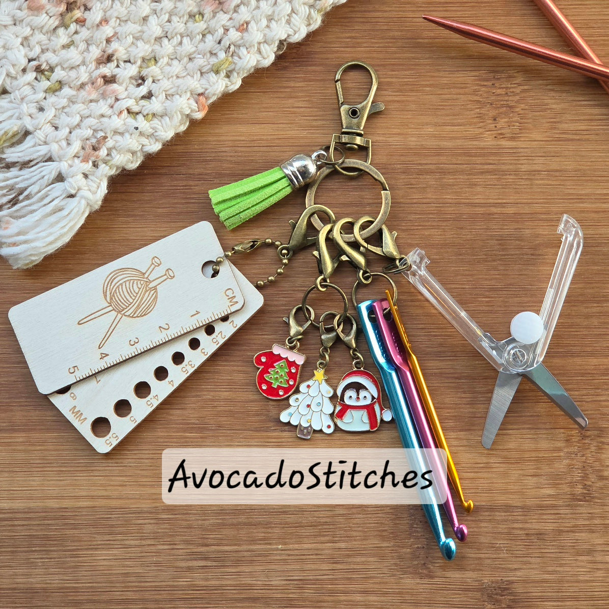 HOLIDAY PENGUIN Essential Emergency Knitting & Crochet Keychain Kit / Knitting Notion Kit (B1)