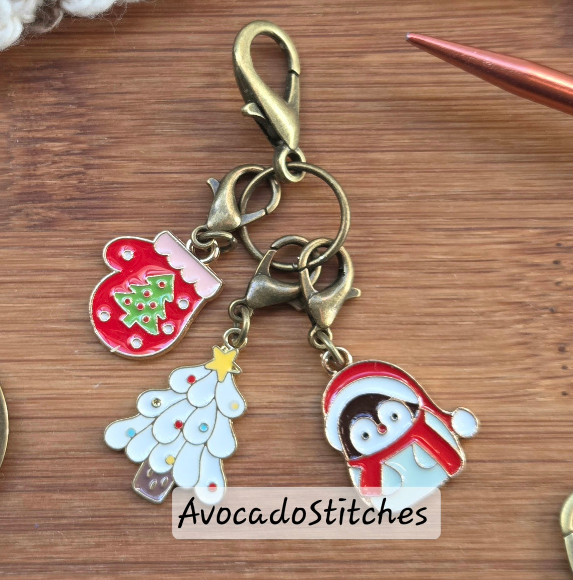 HOLIDAY PENGUIN Essential Emergency Knitting & Crochet Keychain Kit / Knitting Notion Kit (B1)