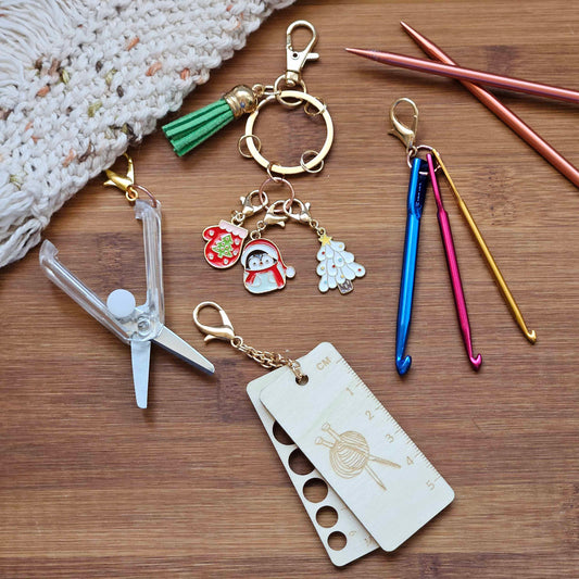 HOLIDAY PENGUIN Essential Emergency Knitting & Crochet Keychain Kit / Knitting Notion Kit