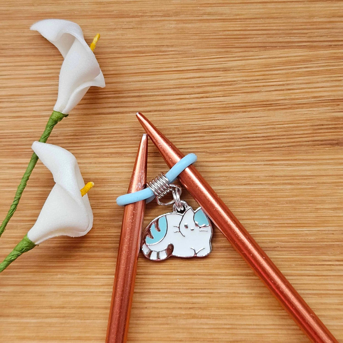 BLUE SLEEPY CAT - Knitting Needle Huggers / Set of 3 / Stitch Stoppers / Stitch Huggers / Notions