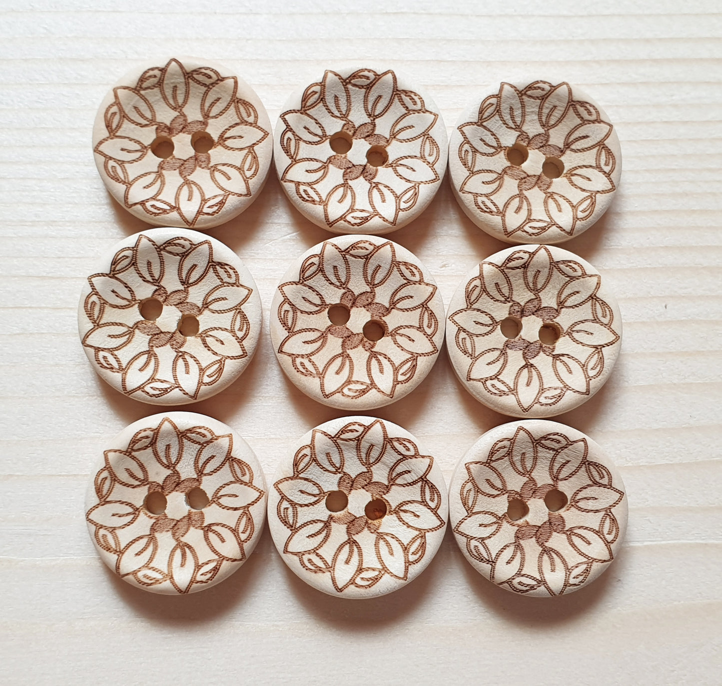 AvoDesigns LEAFY FLOWER / Unvarnished 2-Hole Wooden Buttons / 20mm 30mm