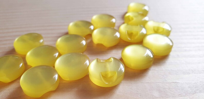 LEMON YELLOW SHANK RESIN / 12mm - 8 buttons / Resin Buttons / Sewing Buttons