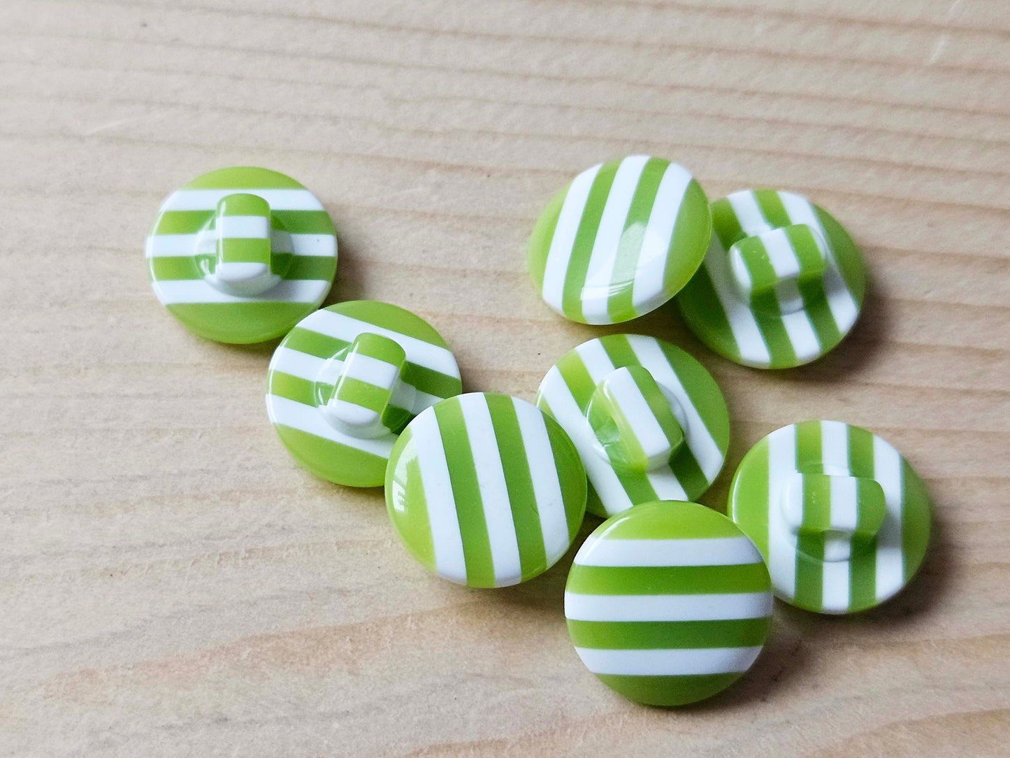 LIME SHANK RESIN / 14mm / Resin Buttons / Sewing Buttons