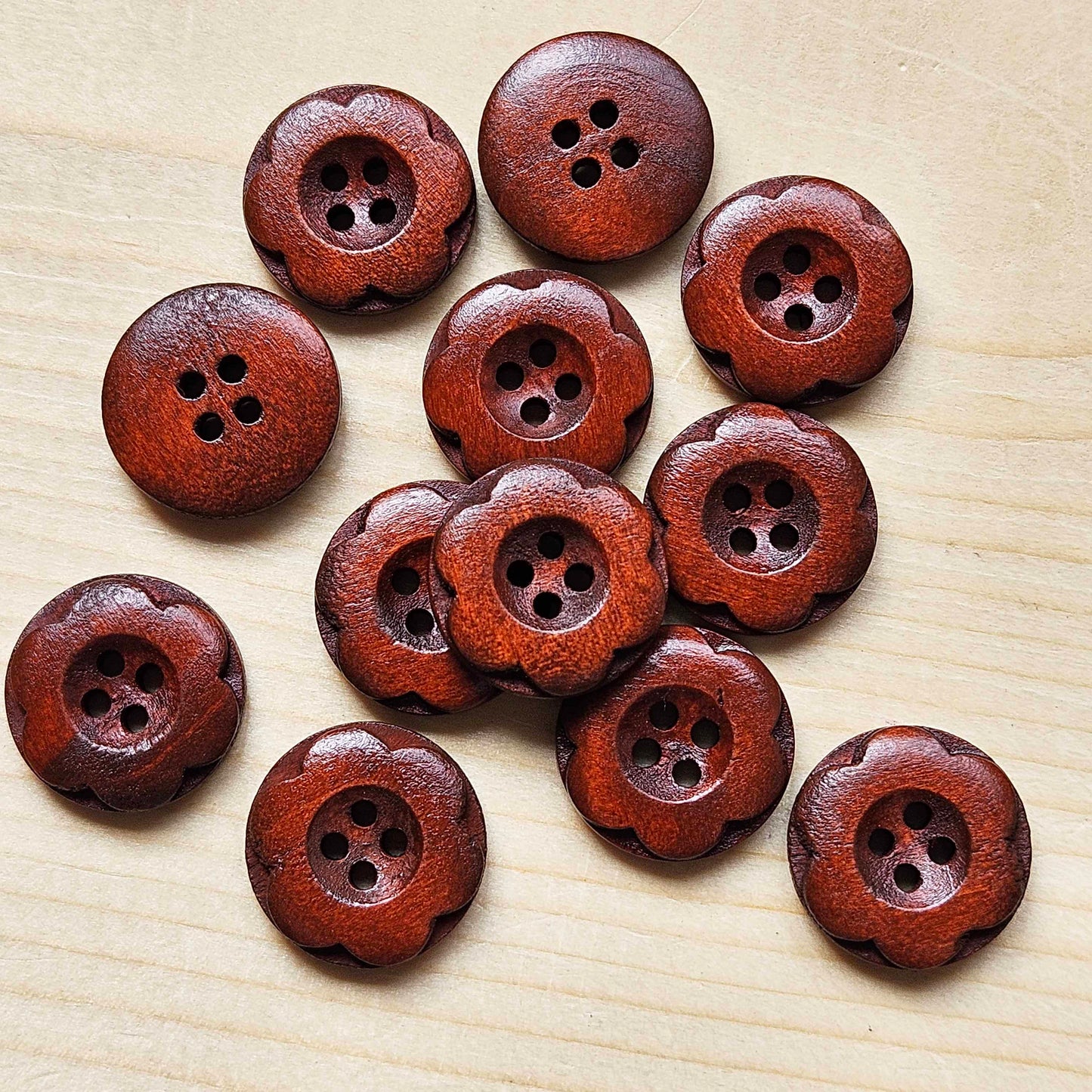 Clearance // VINTAGE FLOWER ROUND / Maroon Brown 4-Hole Wooden Buttons / 18mm (Set of 6)