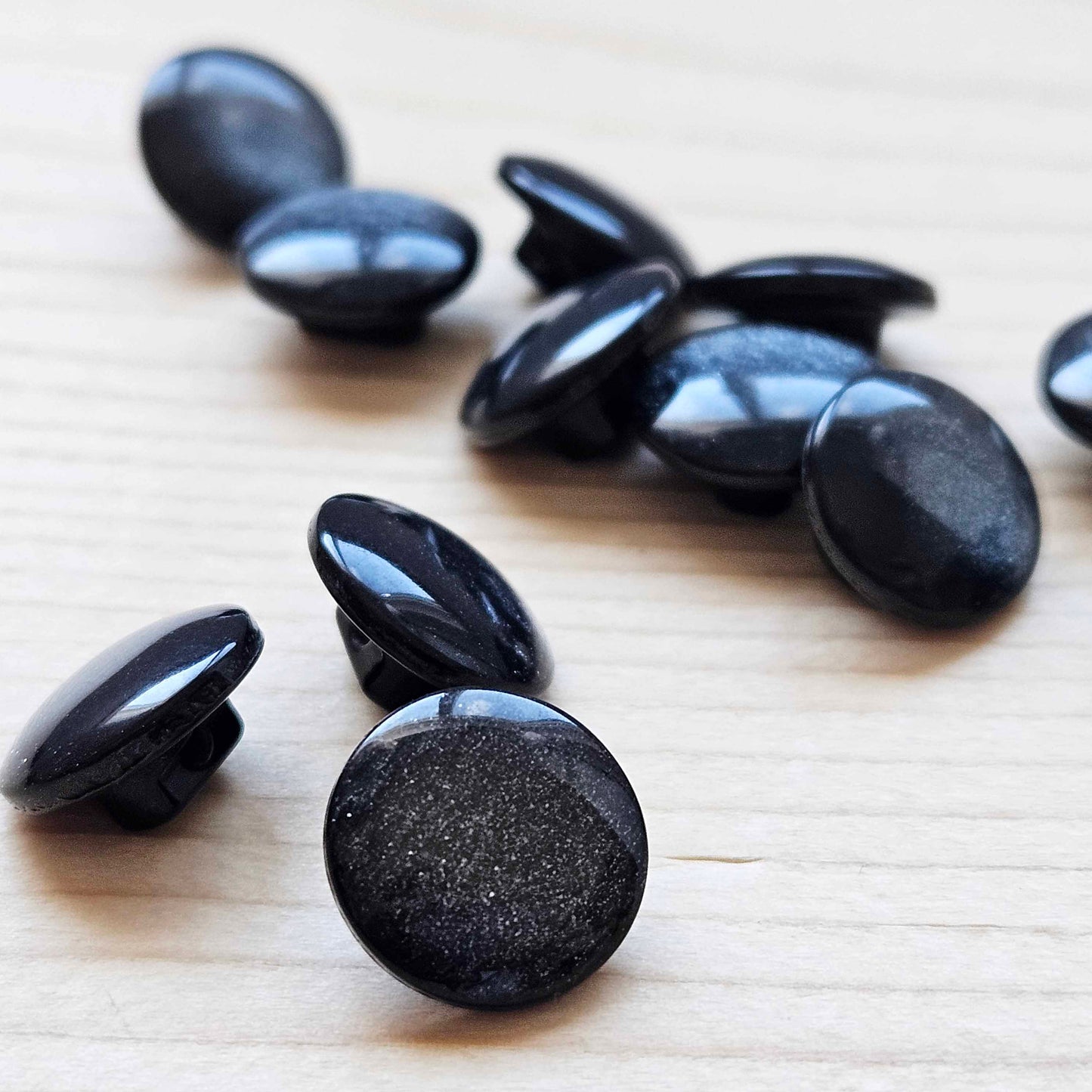 MINI PEARL Black / Resin Shank Buttons / 11mm (Set of 10)