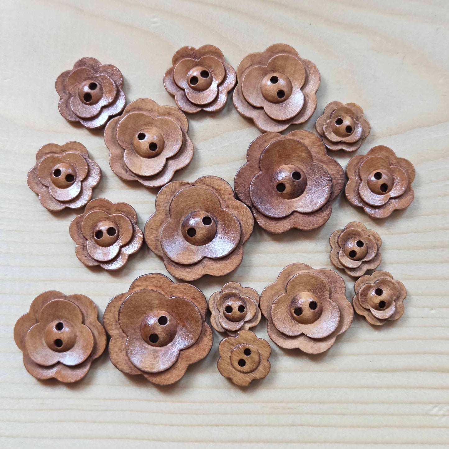 VINTAGE FLOWER MULTI-PETAL / Brown 2-Hole Wooden Buttons / 15-35mm