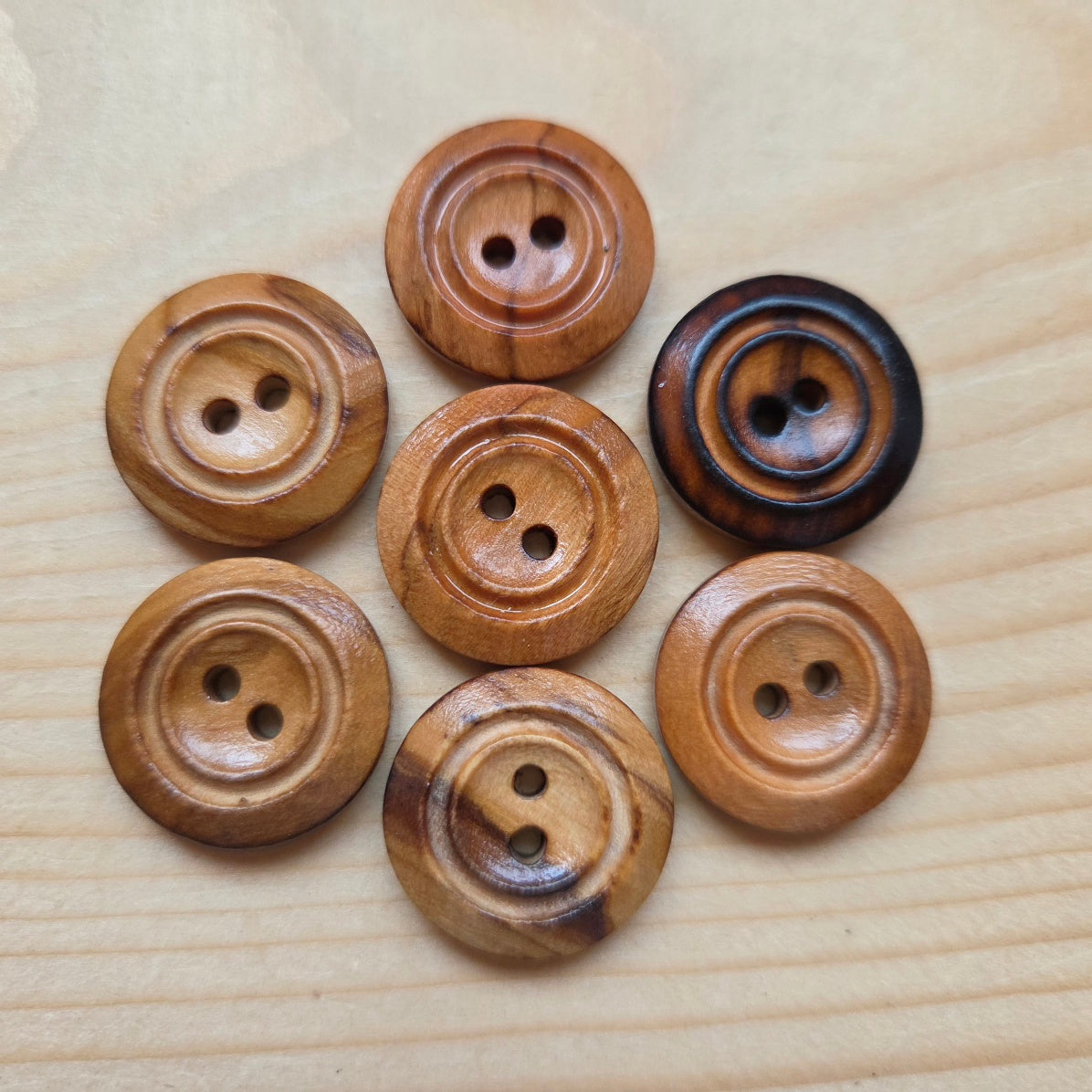 MADE IN ITALY OLIVE / DOUBLE-EDGE Olive Burned Wooden Buttons / 20mm / Set of 7 buttons (Set B)