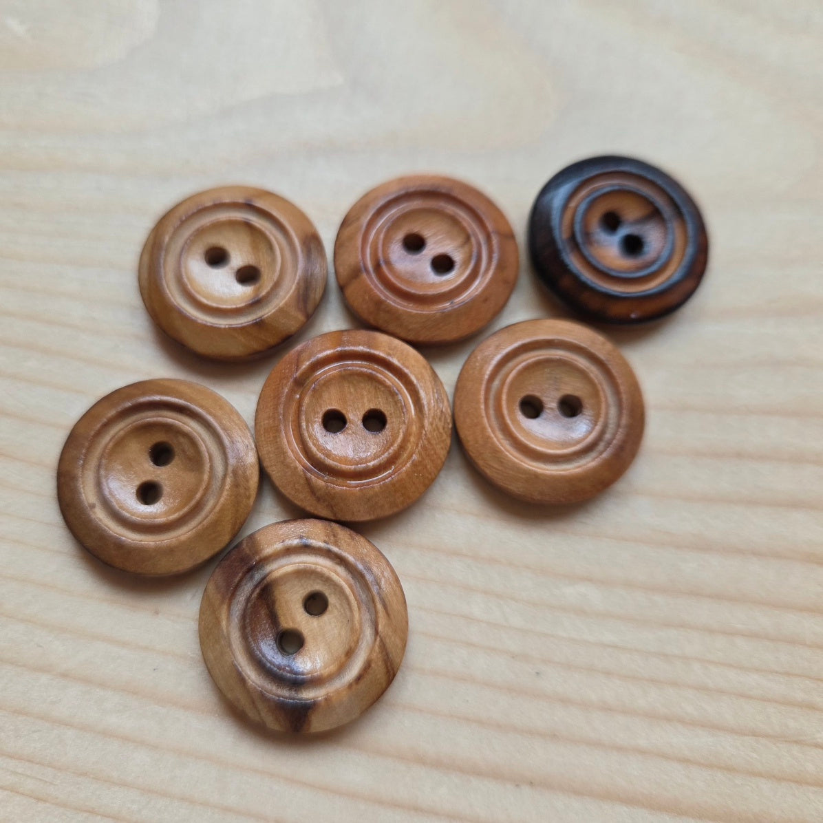 MADE IN ITALY OLIVE / DOUBLE-EDGE Olive Burned Wooden Buttons / 20mm / Set of 7 buttons (Set B)