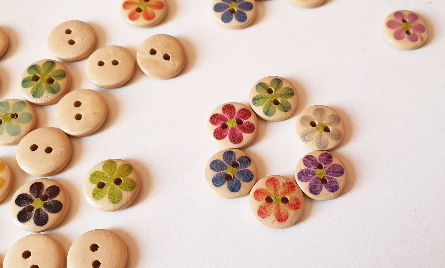 PASTEL DAISY / 15mm / Set of 8 buttons / Wooden Buttons / Sewing Buttons