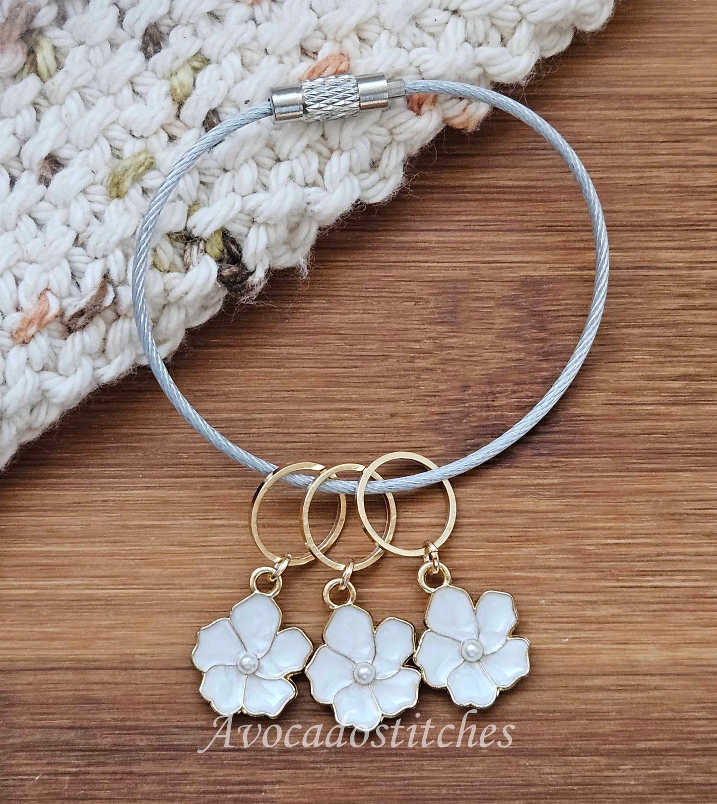 PEARL DAISY - 4 pieces / Knitting Crochet Stitch Markers with Chain Holder / Notions