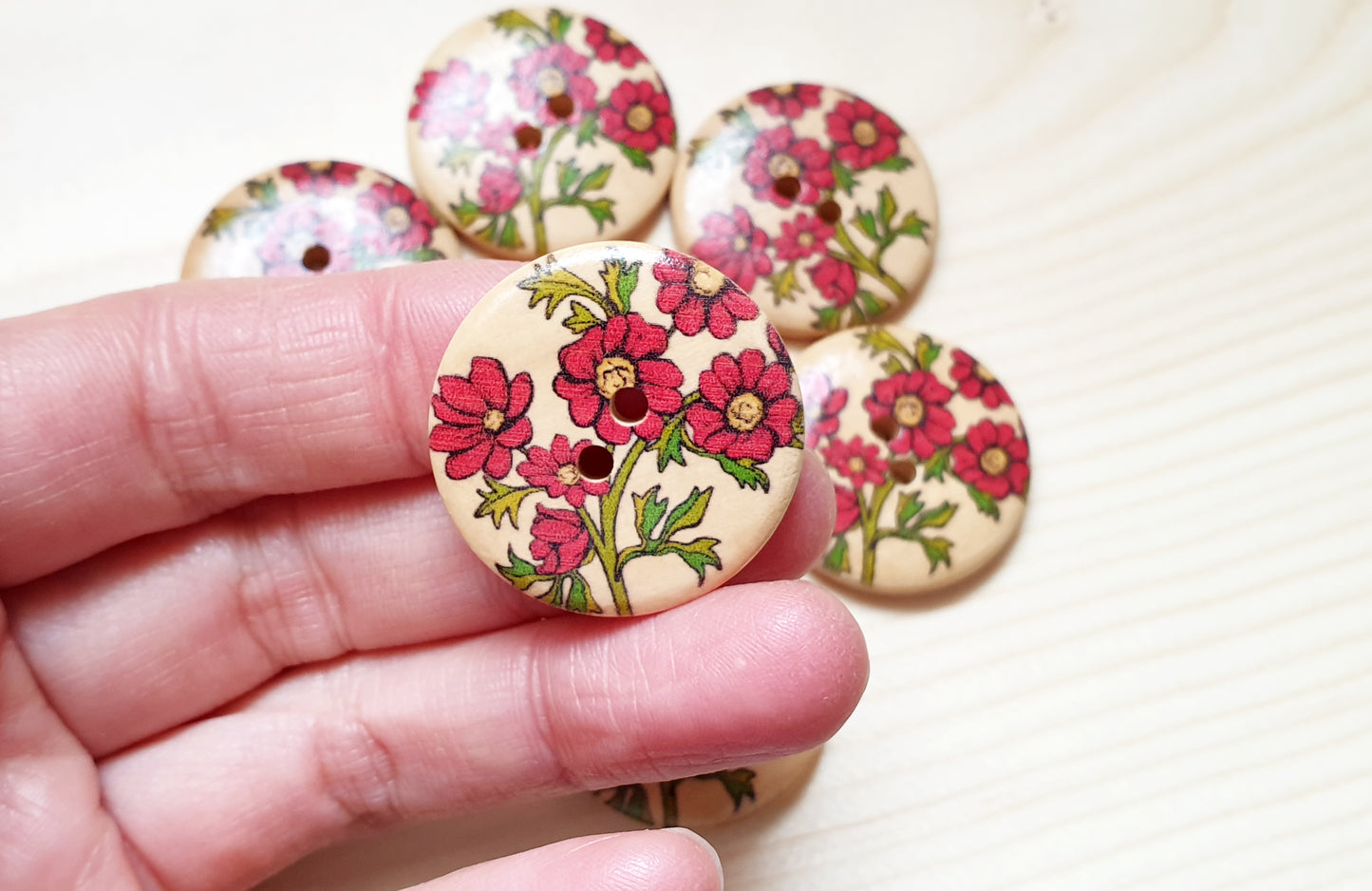 RED DAISY BOUQUET / 30mm / Set of 5 buttons / Wooden Buttons / Sewing Buttons