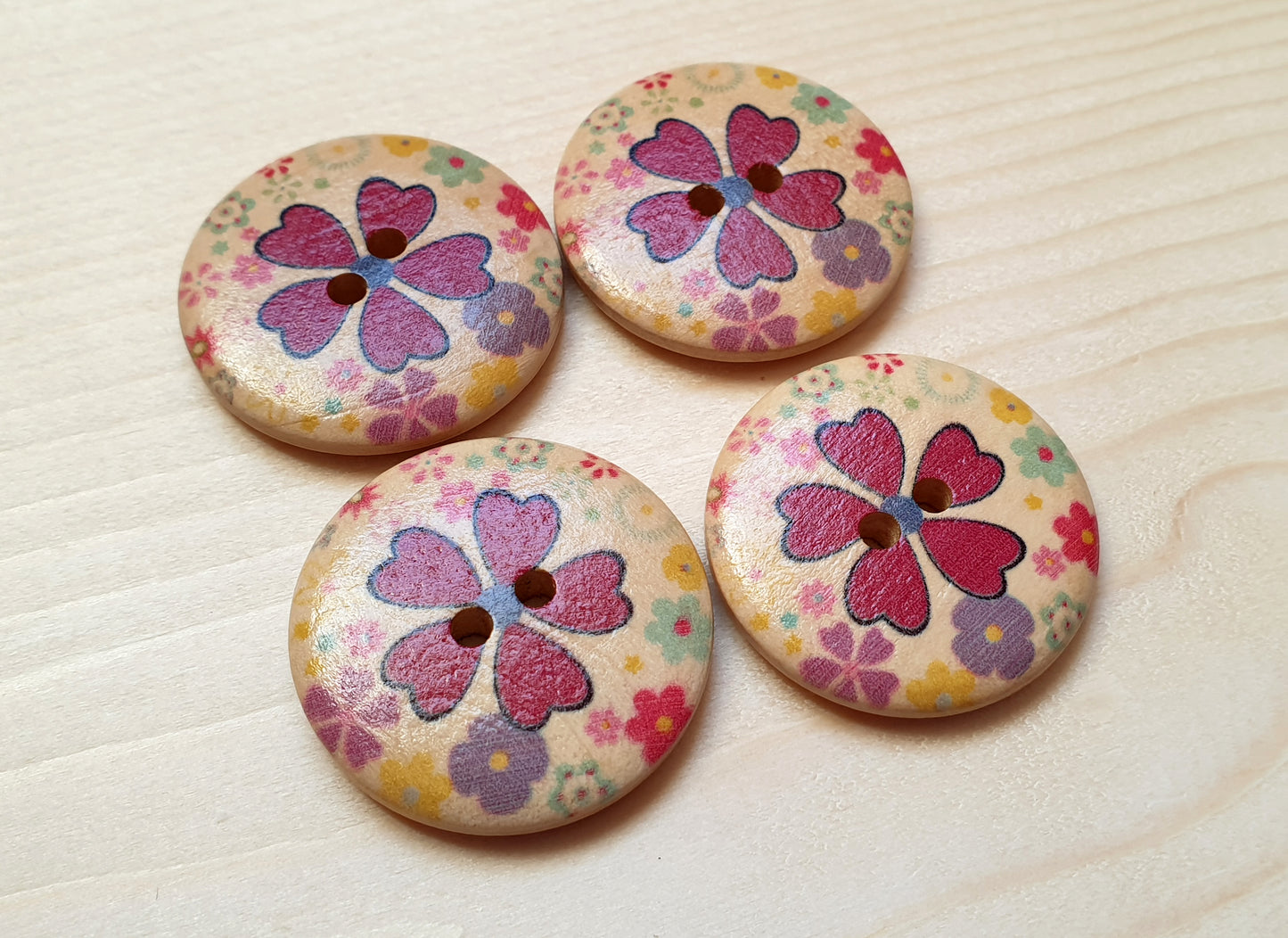 RED DAISY / 30mm / Set of 4 buttons / Wooden Buttons / Sewing Buttons