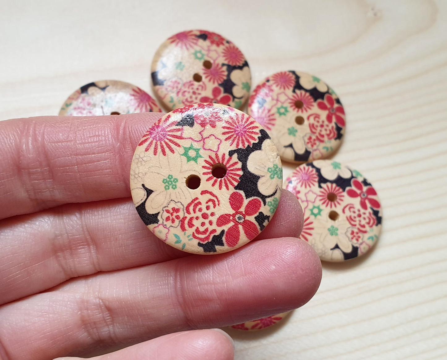 RED WHITE FLORALS / 30mm - 6 buttons / Wooden Buttons / Sewing Buttons