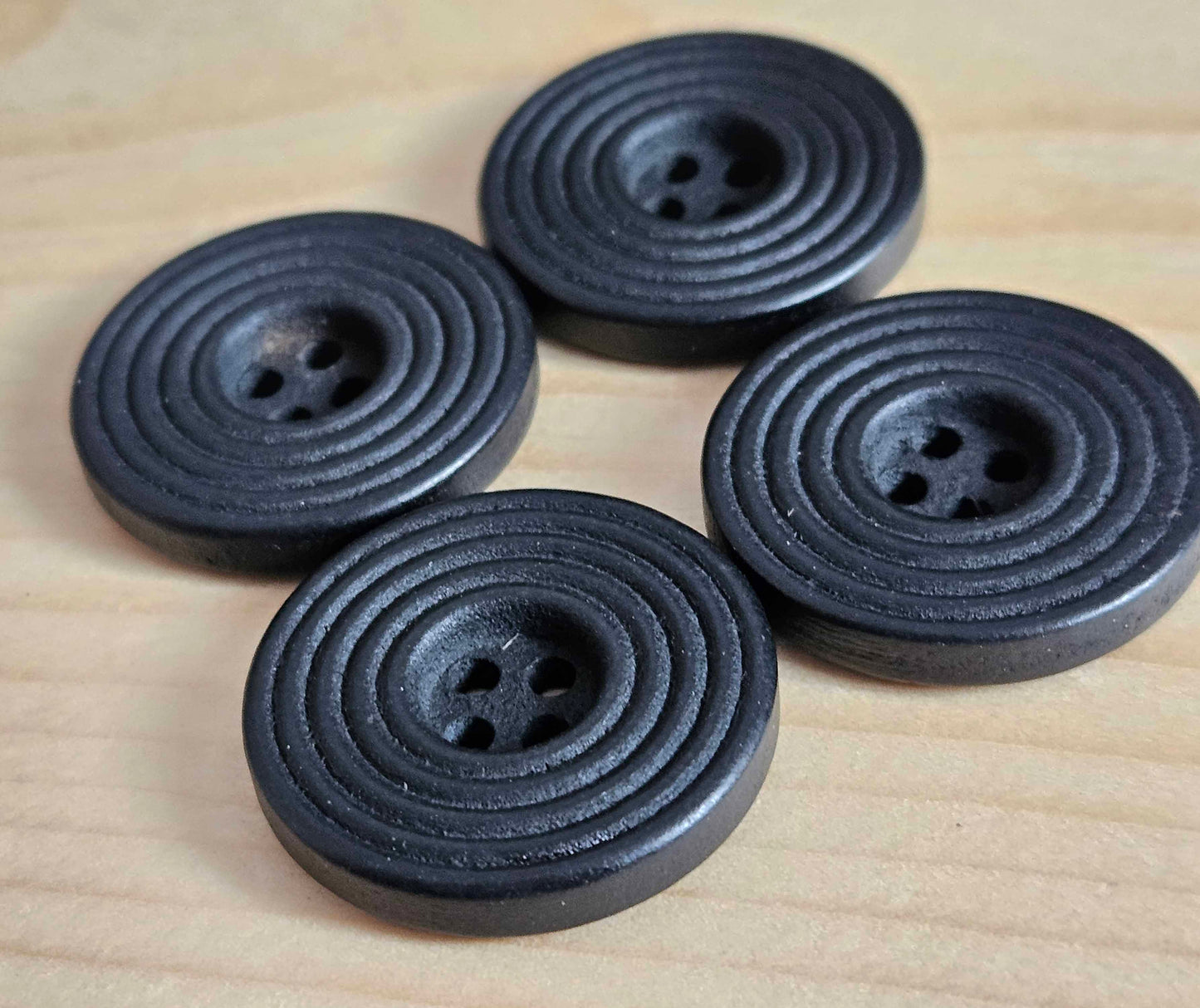 RIPPLE BLACK / 12.5-25mm / Wooden Buttons / Sewing Buttons