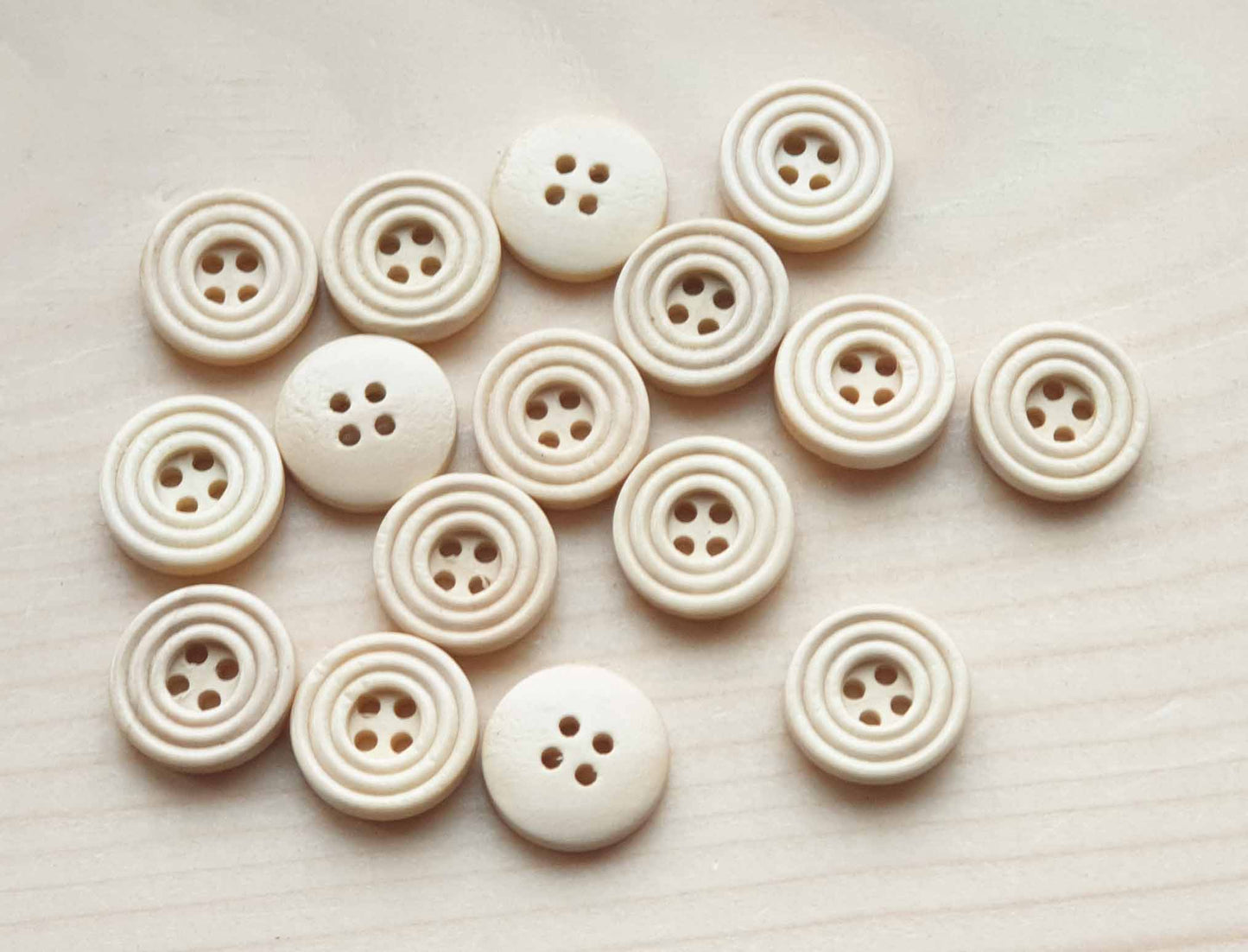 RIPPLE BEIGE OFF-WHITE / 12.5-40mm / Wooden Buttons / Sewing Buttons