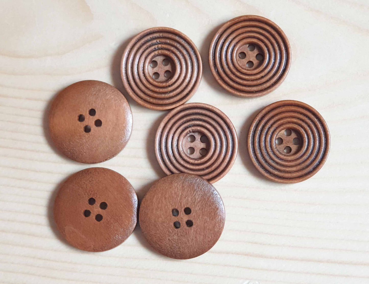 RIPPLE BROWN / Brown 2-Hole Wooden Buttons / 20-30mm
