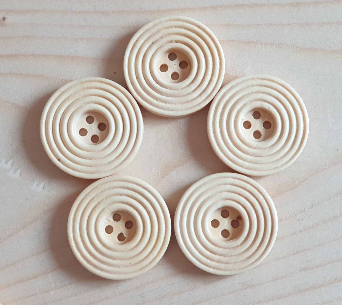 RIPPLE BEIGE OFF-WHITE / 12.5-40mm / Wooden Buttons / Sewing Buttons