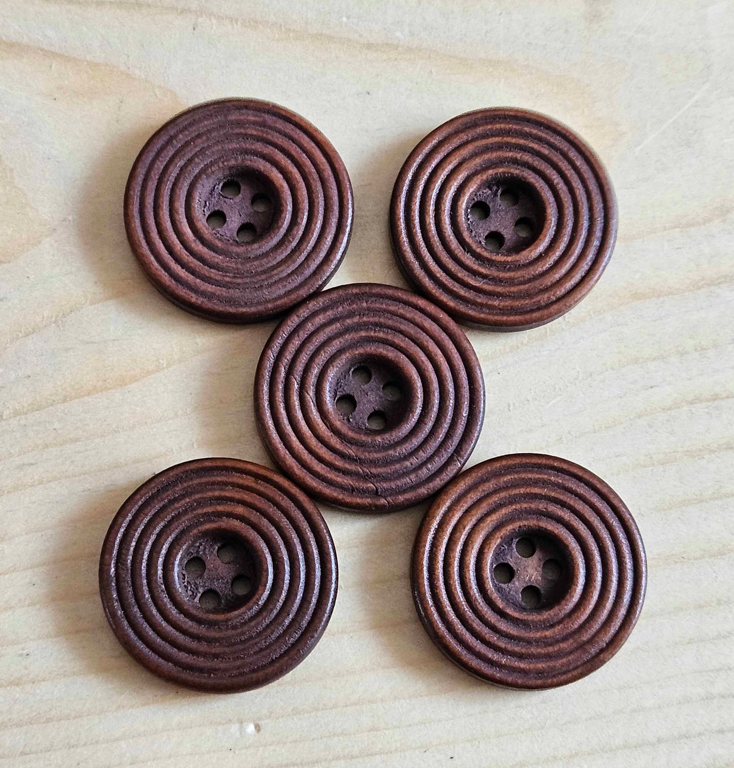 RIPPLE CHOCOLATE BROWN / 25mm - 6 buttons / Wooden Buttons / Sewing Buttons