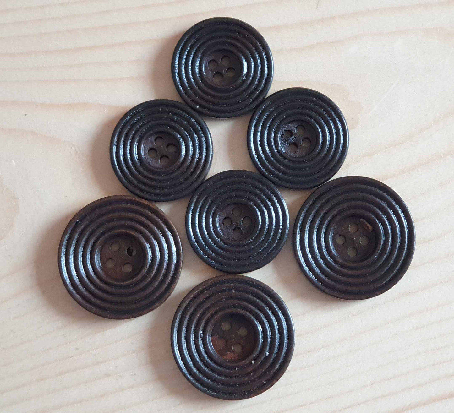 RIPPLE DARK BROWN / 12.5-40mm / Wooden Buttons / Sewing Buttons