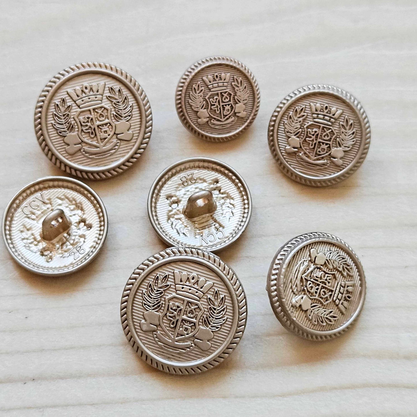 ROYAL WREATH SHANK - Light Gold / 15-20mm / Set of 4 buttons / Metal Enamel Alloy Shank Buttons / Sewing Buttons