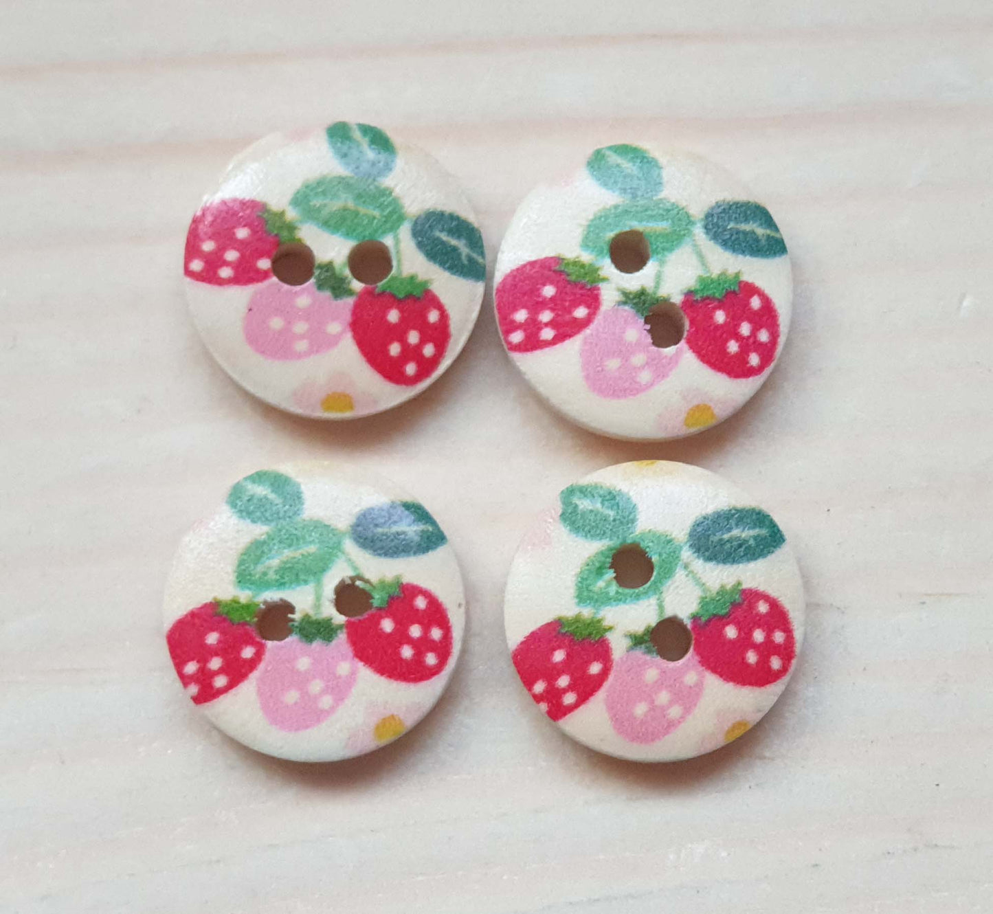 STRAWBERRIES / 15mm / Set of 8 buttons / Wooden Buttons / Sewing Buttons