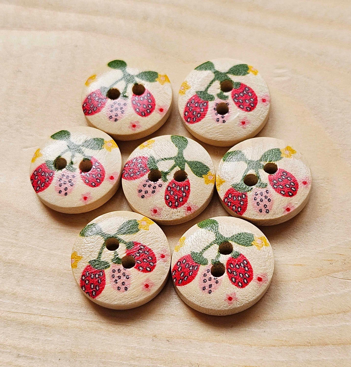 STRAWBERRIES / 15mm / Set of 8 buttons / Wooden Buttons / Sewing Buttons