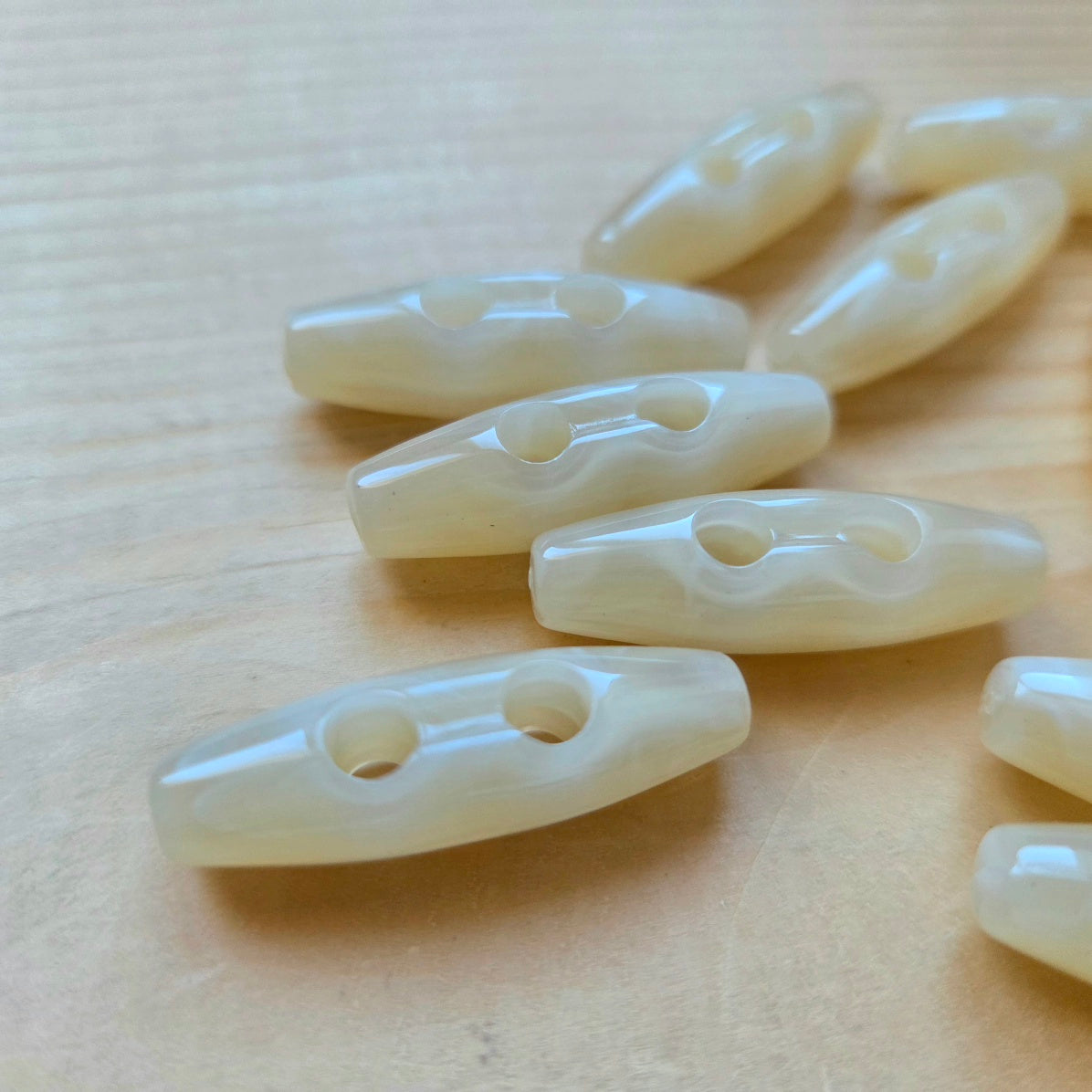 CREAM SWIRL / Resin Toggle Buttons / 31mm / Set of 6