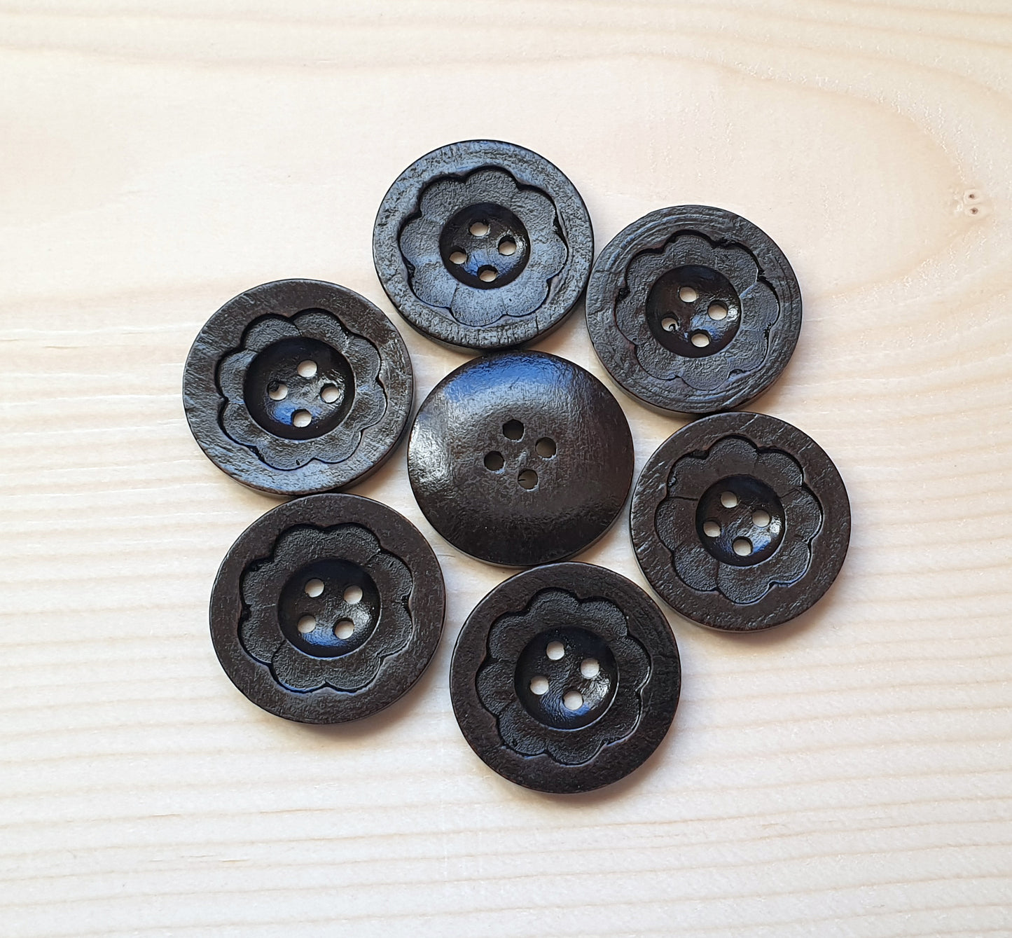 VINTAGE BUTTERCUP / Dark Brown 4-Hole Wooden Buttons / 31mm (Set of 4)