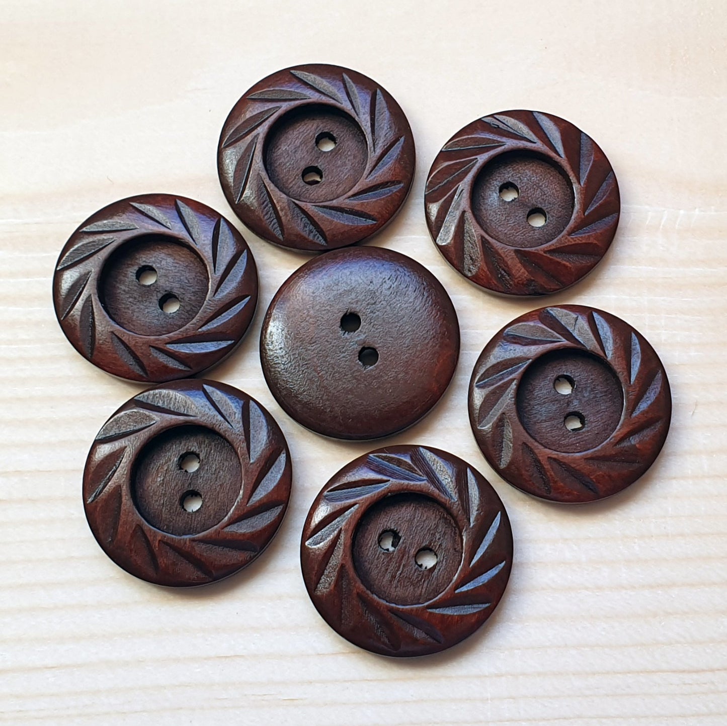 VINTAGE FOLIAGE / Brown 2-Hole Wooden Buttons / 30mm (Set of 4)