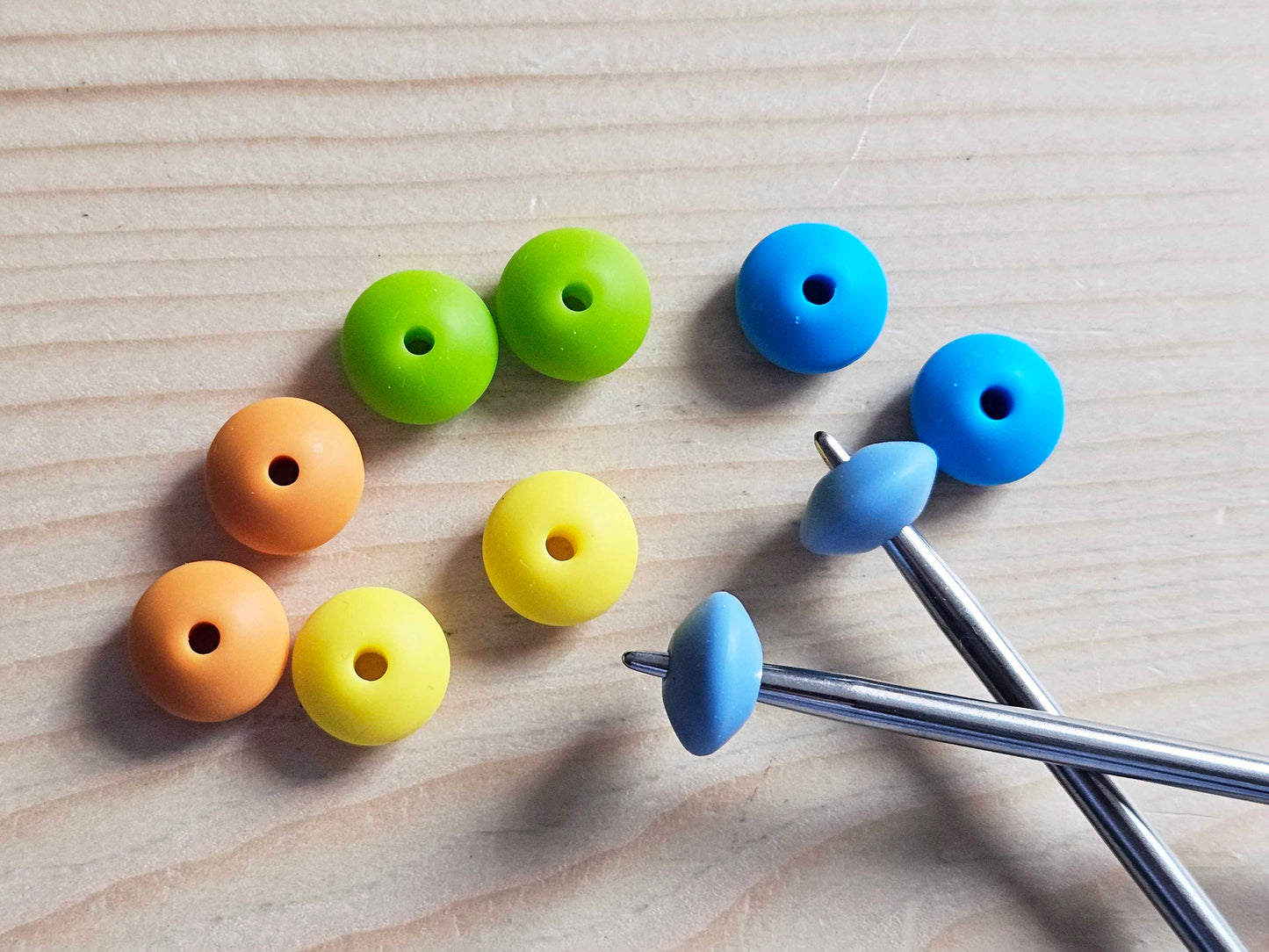 VIVID RAINBOW STITCH STOPPERS / Knitting Needle Stoppers / Point Protection / Notions