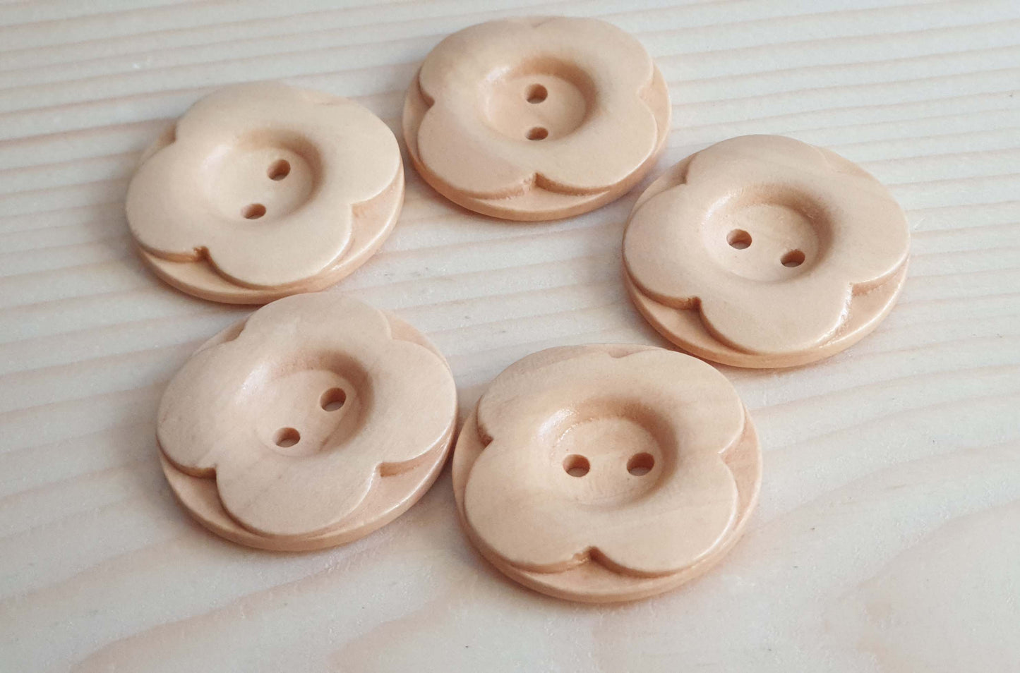 VINTAGE FLOWER 2-HOLE BEIGE / 30mm / Wooden Buttons / Sewing Buttons