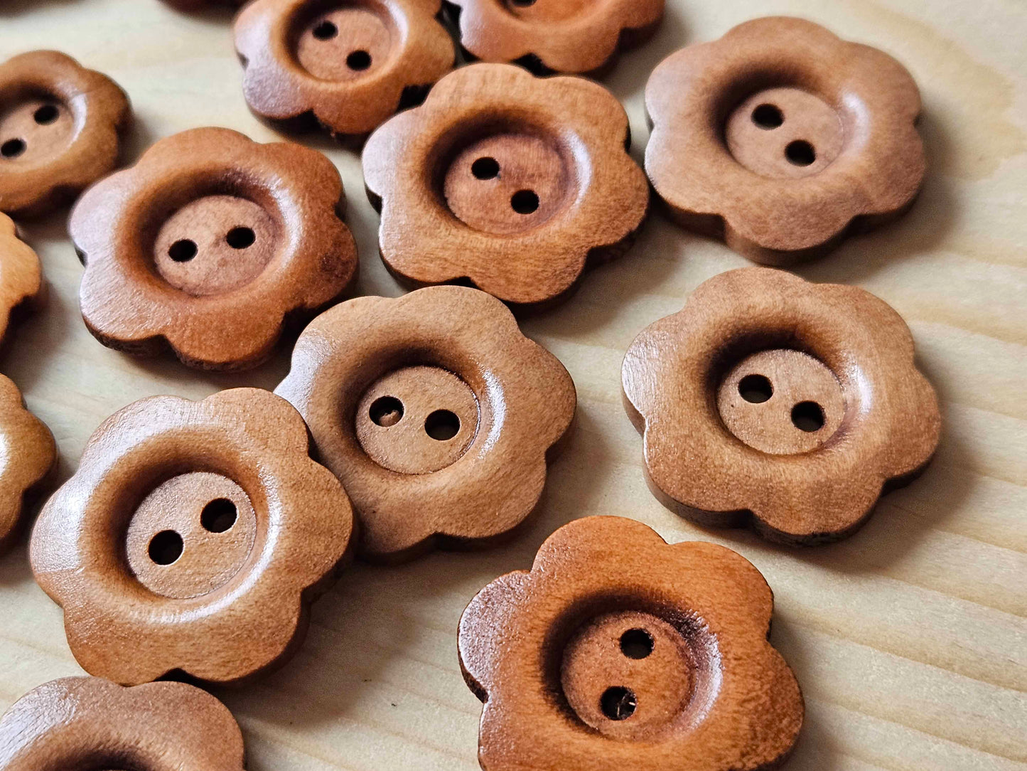 VINTAGE FLOWER BROWN / Brown 2-Hole Wooden Buttons / 11.5-38mm