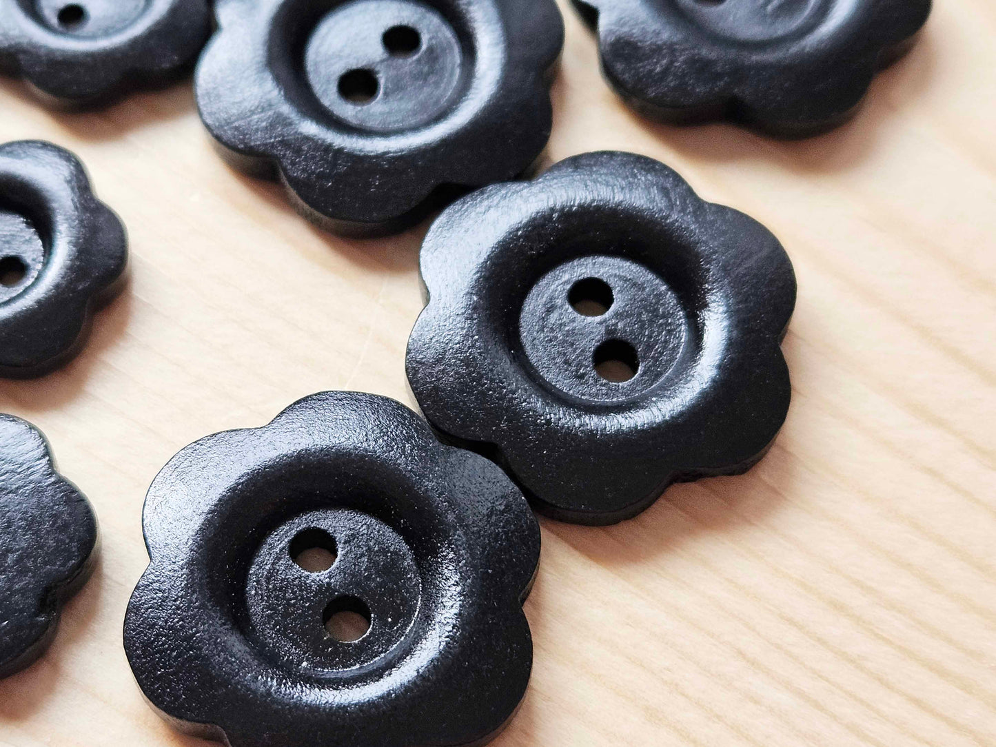 VINTAGE FLOWER / Black 2-Hole Wooden Buttons / 15-25mm