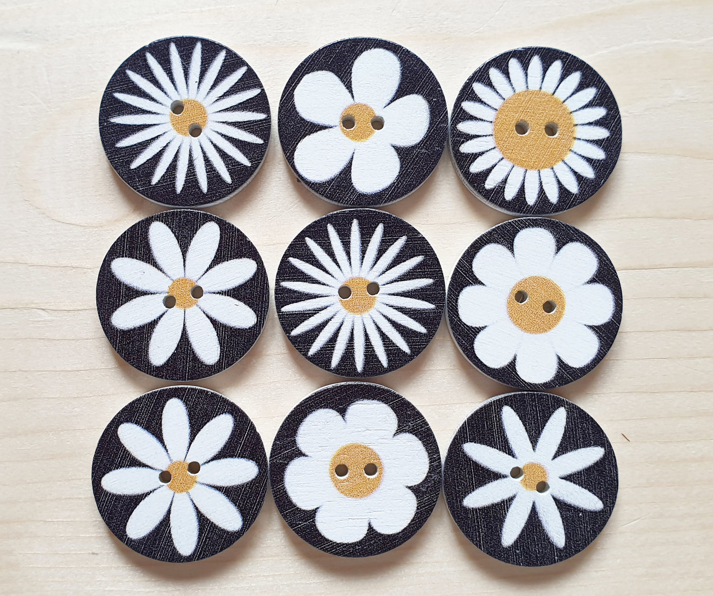 WHITE DAISIES / Wooden Buttons / 15-25mm (Set of 8)